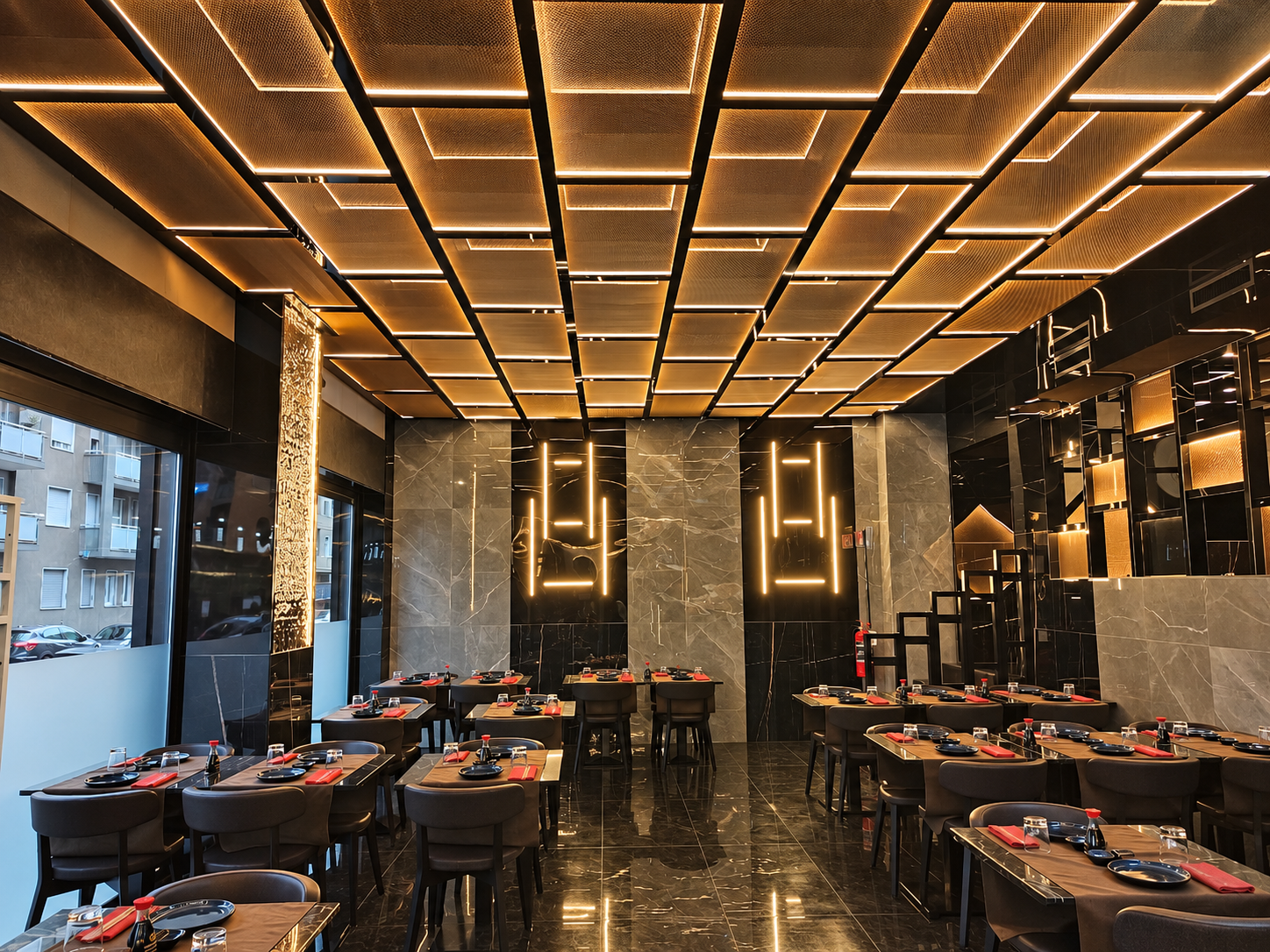 La sala di Fratelli Sushi, con luci calde e tavoli apparecchiati